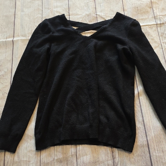 Sweaters - Chic Black V-Neck Sweater for Women